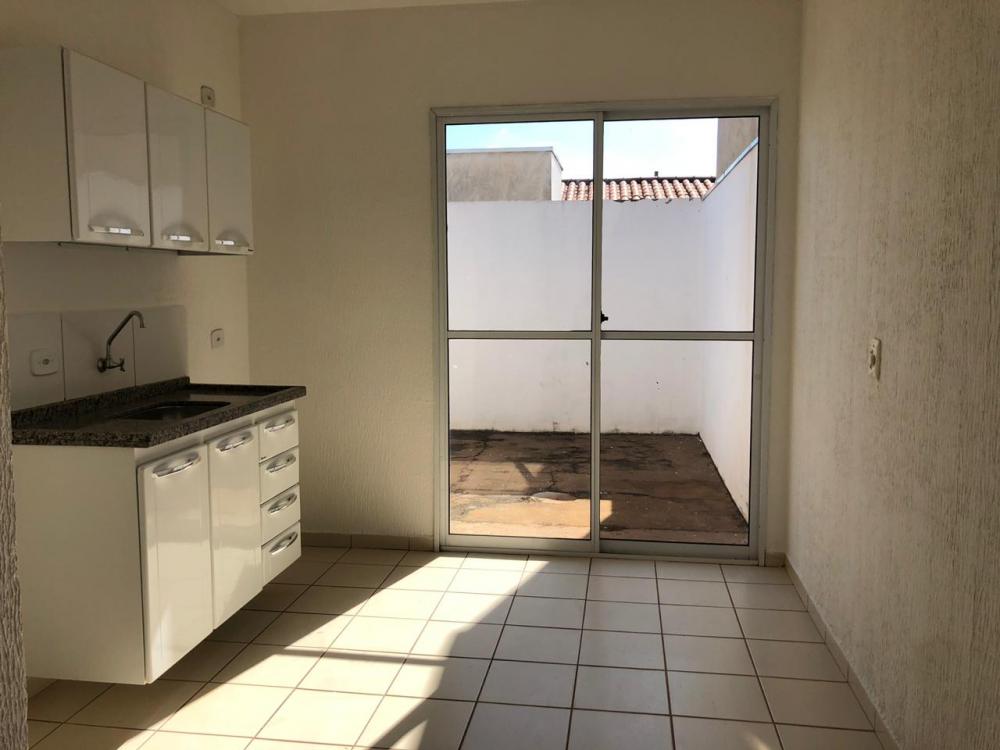 Alugar Casa / Condomínio em São José do Rio Preto R$ 850,00 - Foto 2
