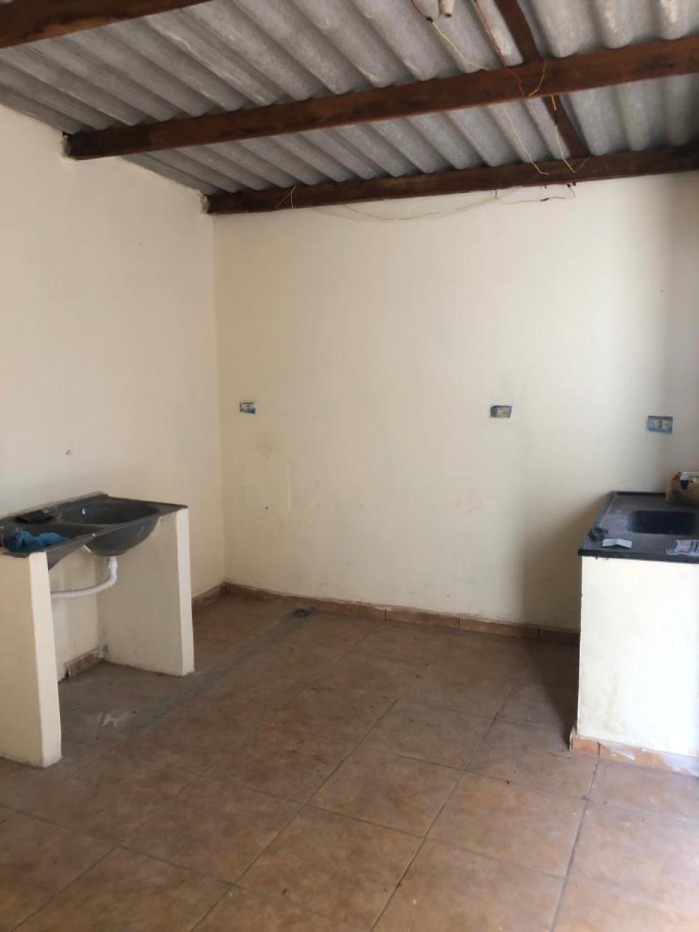 Alugar Casa / Padrão em São José do Rio Preto R$ 600,00 - Foto 4