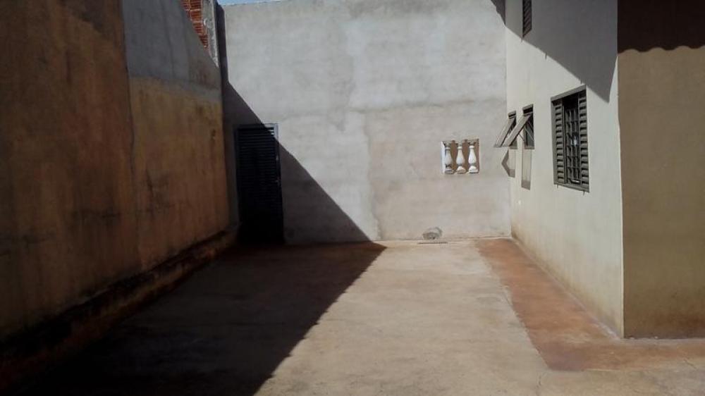 Alugar Casa / Padrão em São José do Rio Preto R$ 650,00 - Foto 2