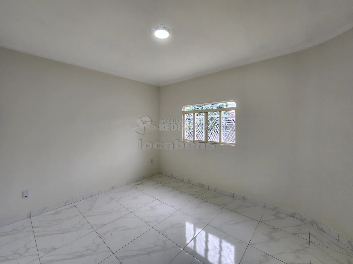 Alugar Casa / Padrão em São José do Rio Preto R$ 1.300,00 - Foto 2