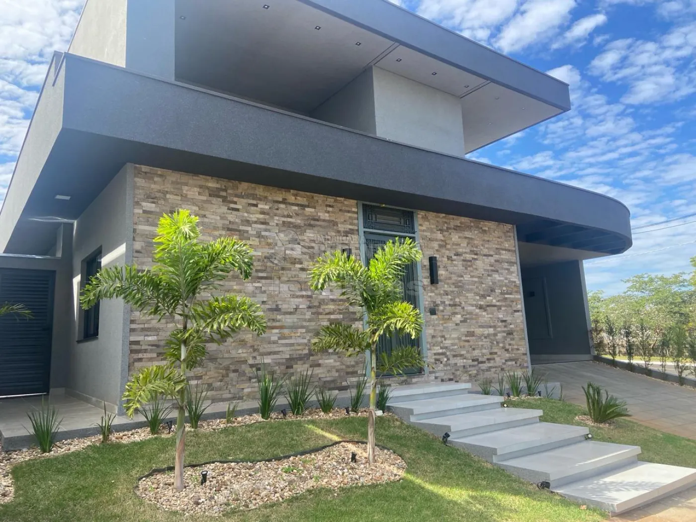 Casa de Condomínio à venda com 3 quartos, 240m² - Foto 1