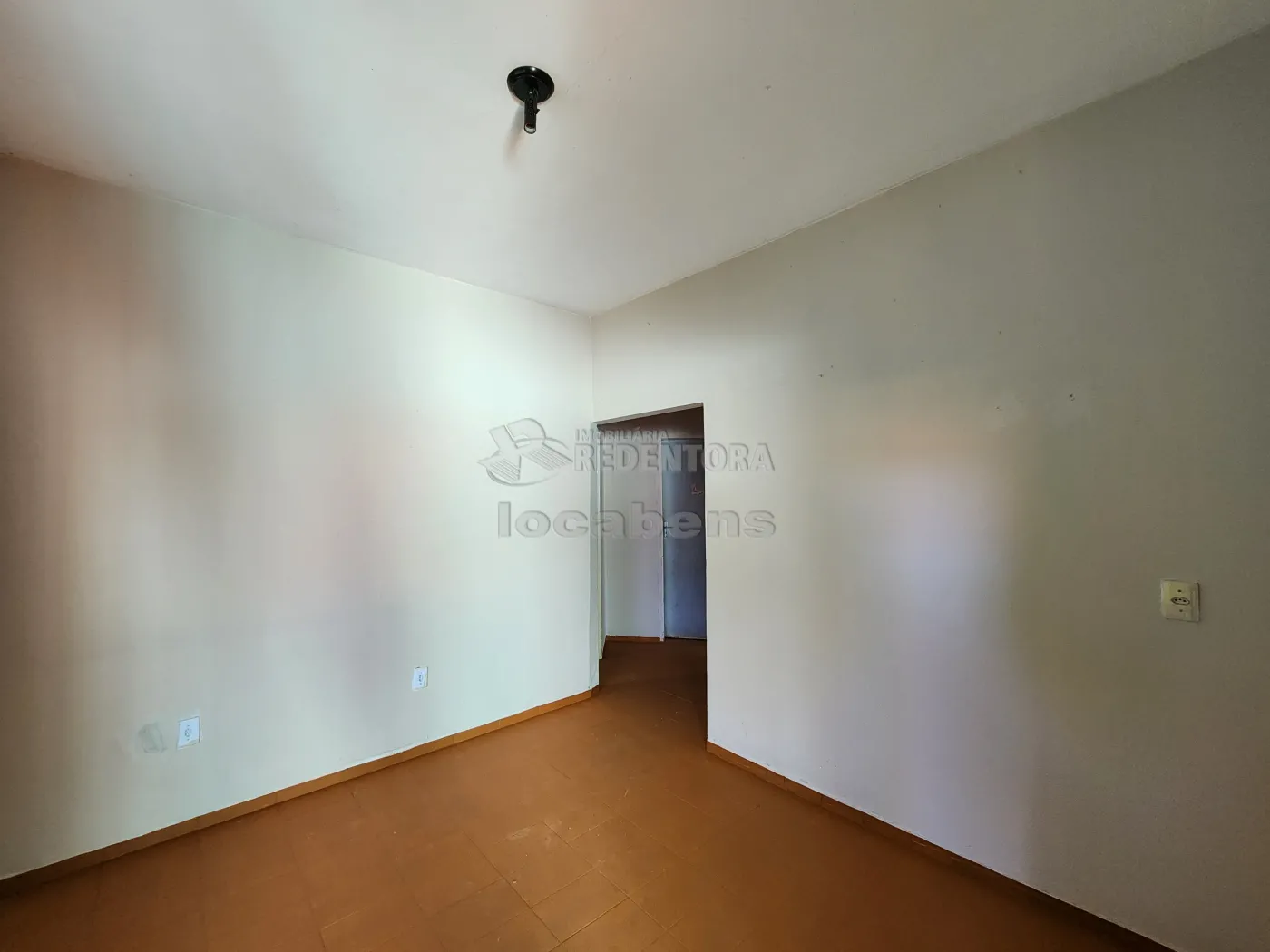 Alugar Casa / Padrão em São José do Rio Preto R$ 850,00 - Foto 1