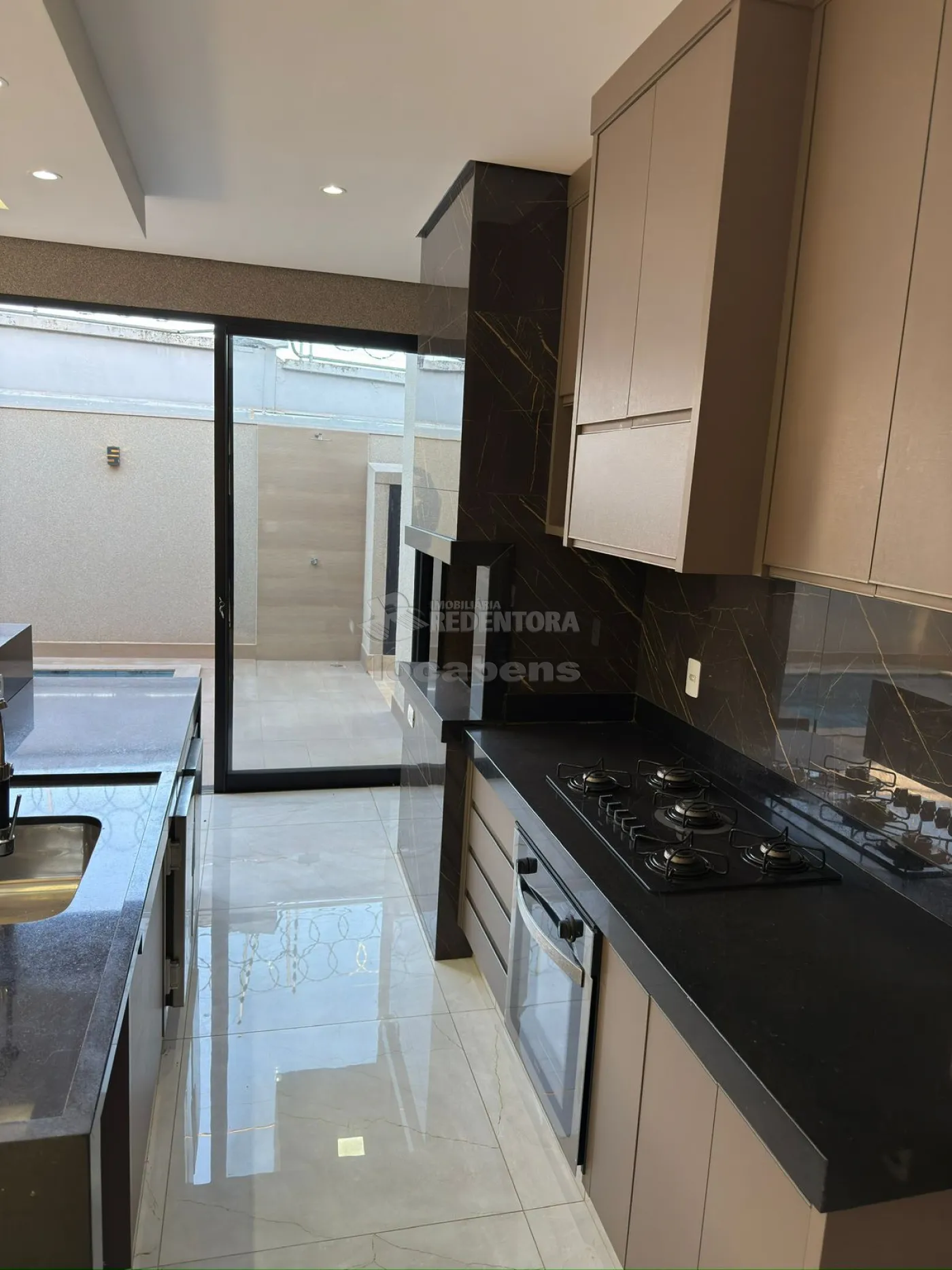Casa de Condomínio à venda com 3 quartos, 200m² - Foto 2