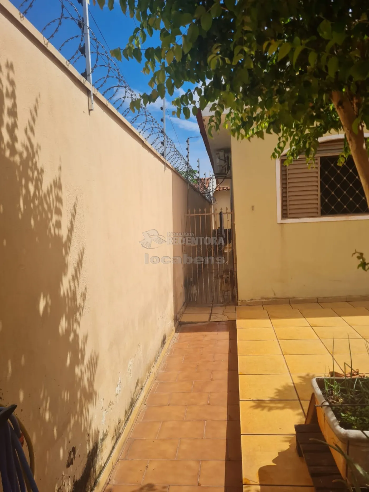 Casa à venda com 4 quartos, 160m² - Foto 1