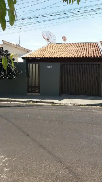 Alugar Casa / Padrão em Mirassol. apenas R$ 200.000,00